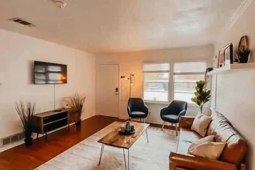 The Burrow-Cozy 3 BDRM HM - Free Parking