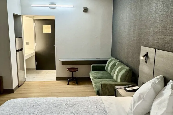 Room 4 of 15