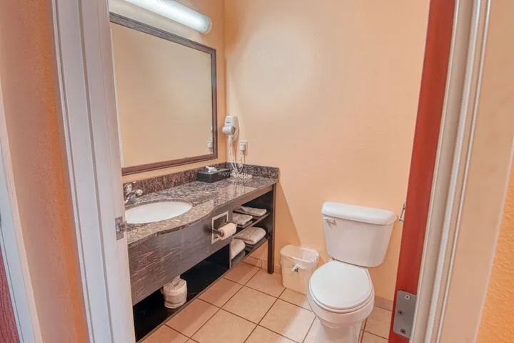 Room 5 of 9