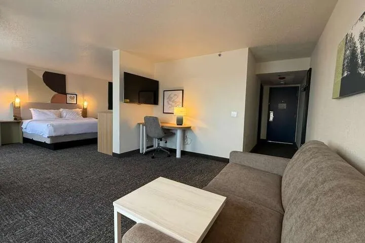 Room 5 of 9