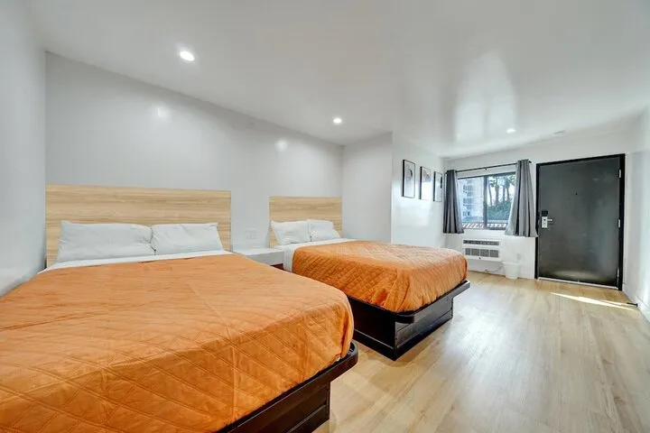 Room 5 of 9