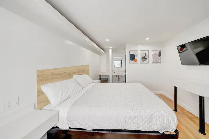 Room 4 of 9