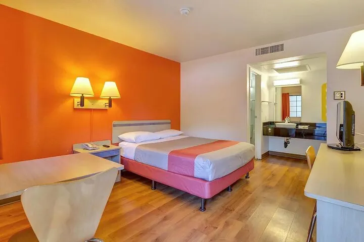 Room 4 of 12