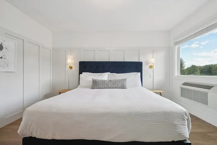 Room 4 of 77