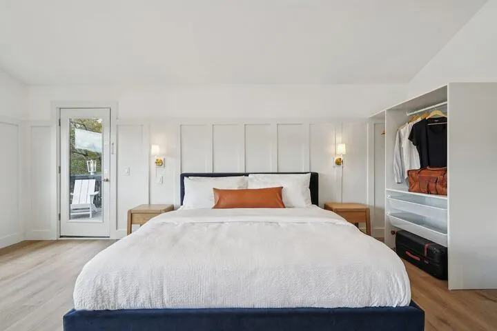 Room 2 of 77