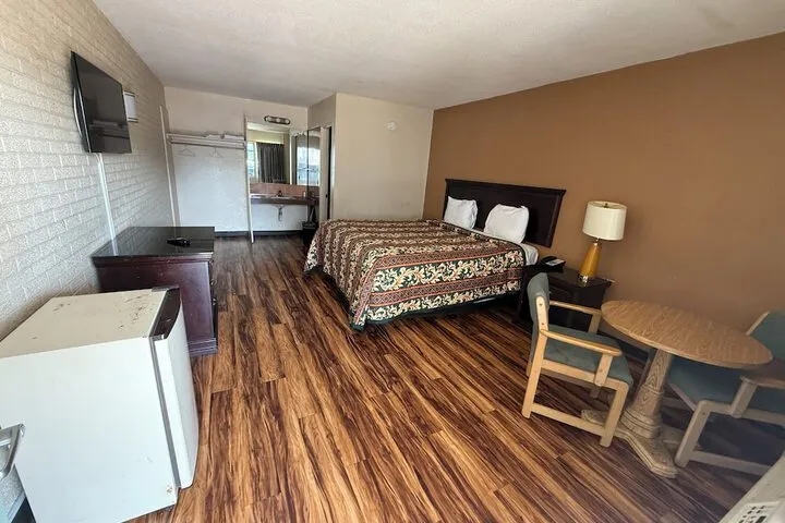 Room 4 of 17