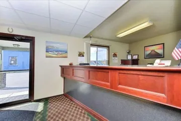 EconoLux Inn
