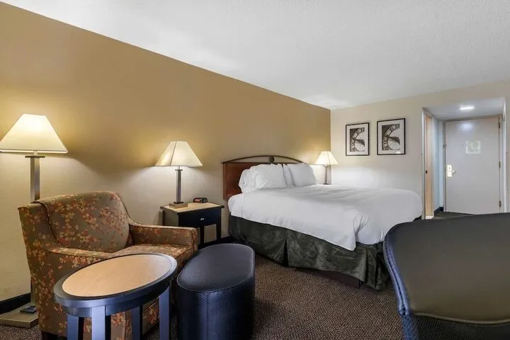 Room 4 of 16