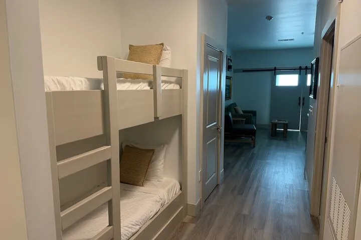 Room 4 of 32