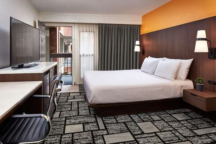 Room 4 of 32
