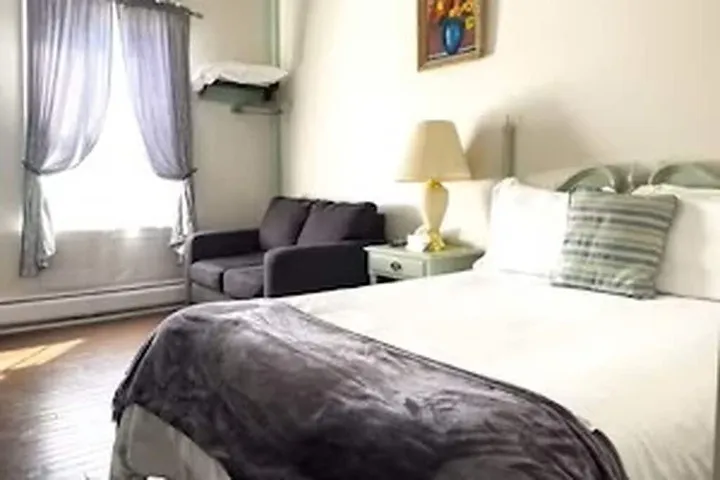 Room 4 of 7