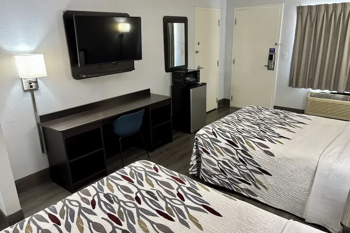 Room 4 of 8